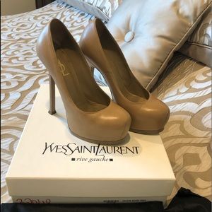 YSL Tribtoo 105 Pumps.- Napa Nude